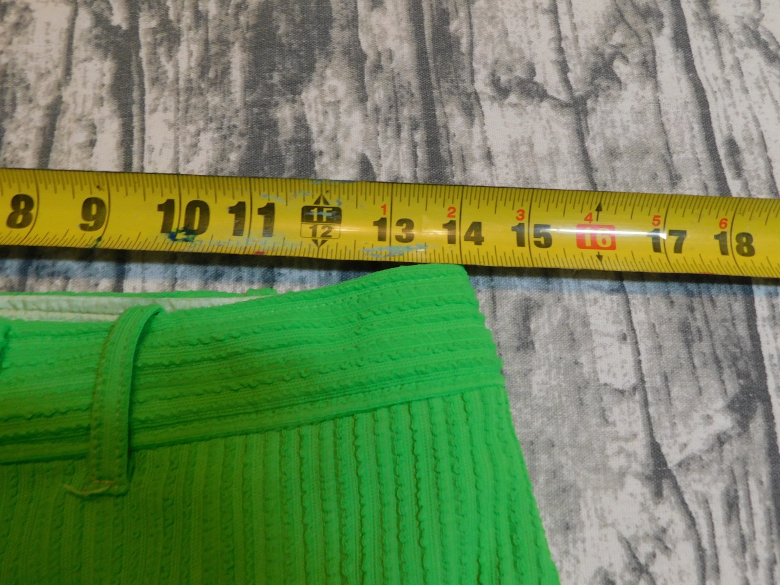 VTG GOGO SHORTS MOD BRIGHT GREEN SNAP FRONT TEXTURED POLY 60&rsquo;s 70&rsquo;s WOMENS 9 10