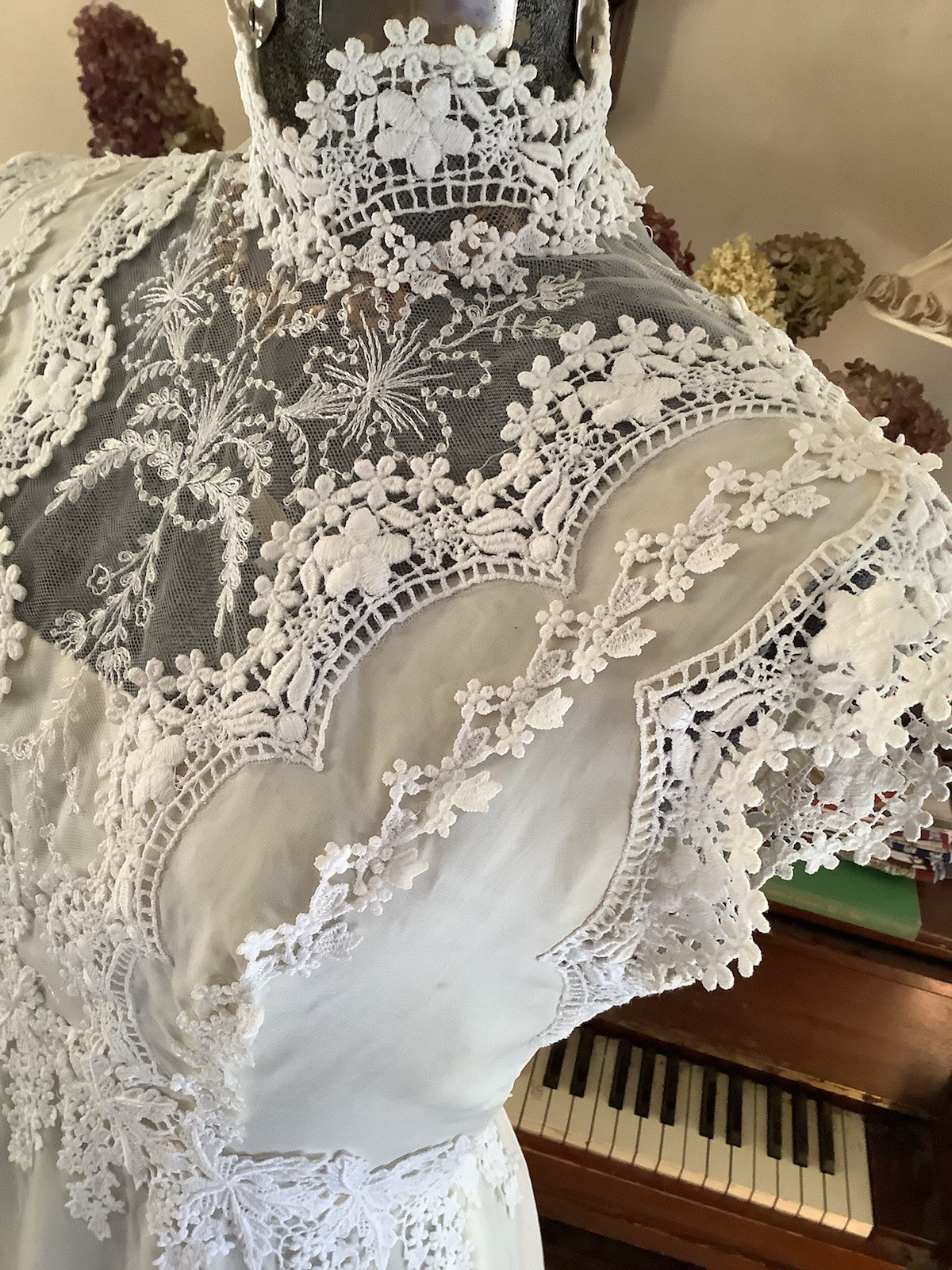 Vintage 1980’s BRIDAL COUTURE Floral Lace Appliqué Wedding Gown 34-24-52