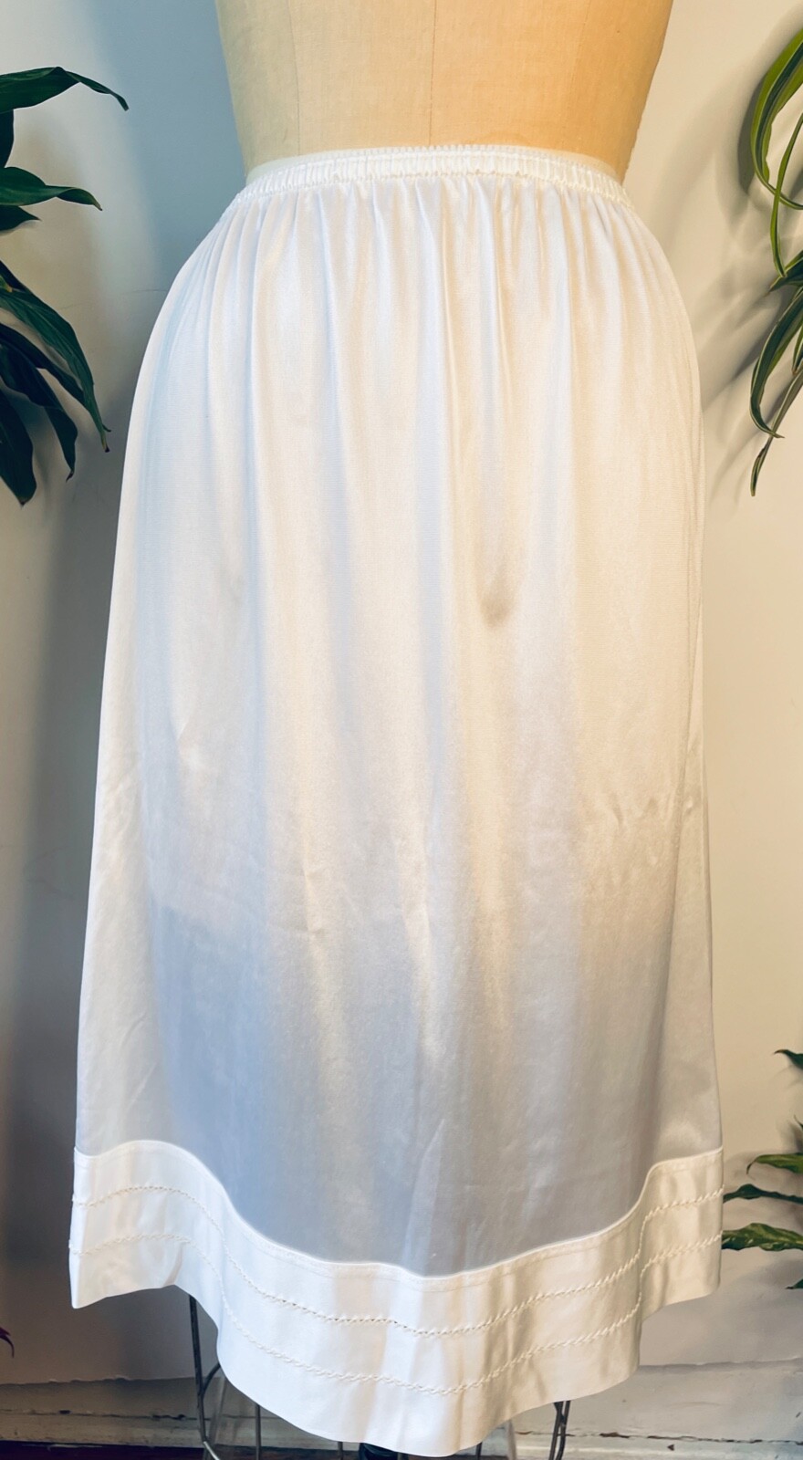 VTG 70&rsquo;S SOFT WHITE NYLON SATIN FINISH HALF SLIP SISSY*MEDIUM