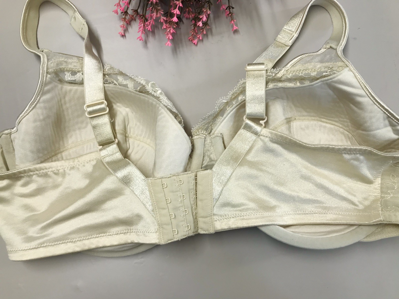 Vintage Playtex Secrets Satin & Lace #4022 Underwire Soft Cup Bra In Ivory 40DD