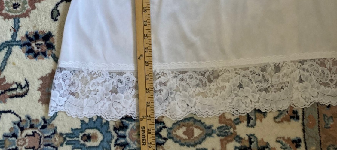Preowned Vassarette Women&rsquo;s Full Figure White Nylon Half Slip Style 11805 2XL 28
