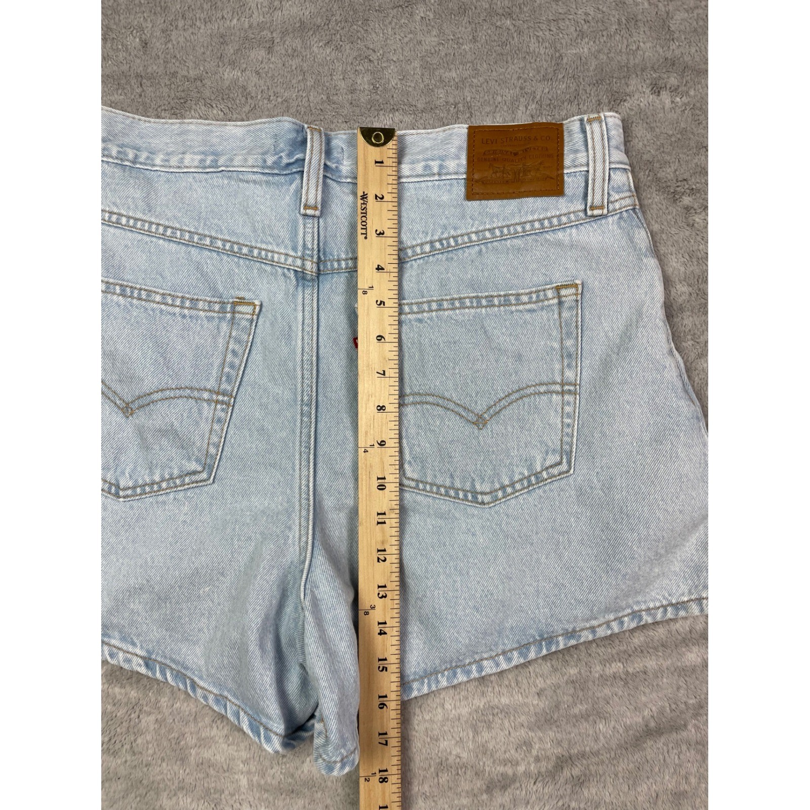 Levi&rsquo;s Premium 80s Mom Shorts Size 32 Light Wash Denim High Rise Blue Jean