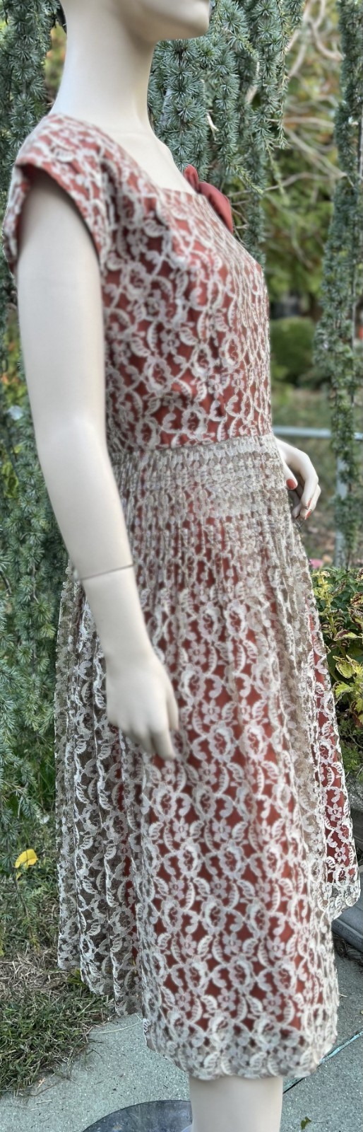 VINTAGE 1950&rsquo;s COPPER BROWN RAYON & ECRU LACE DRESS