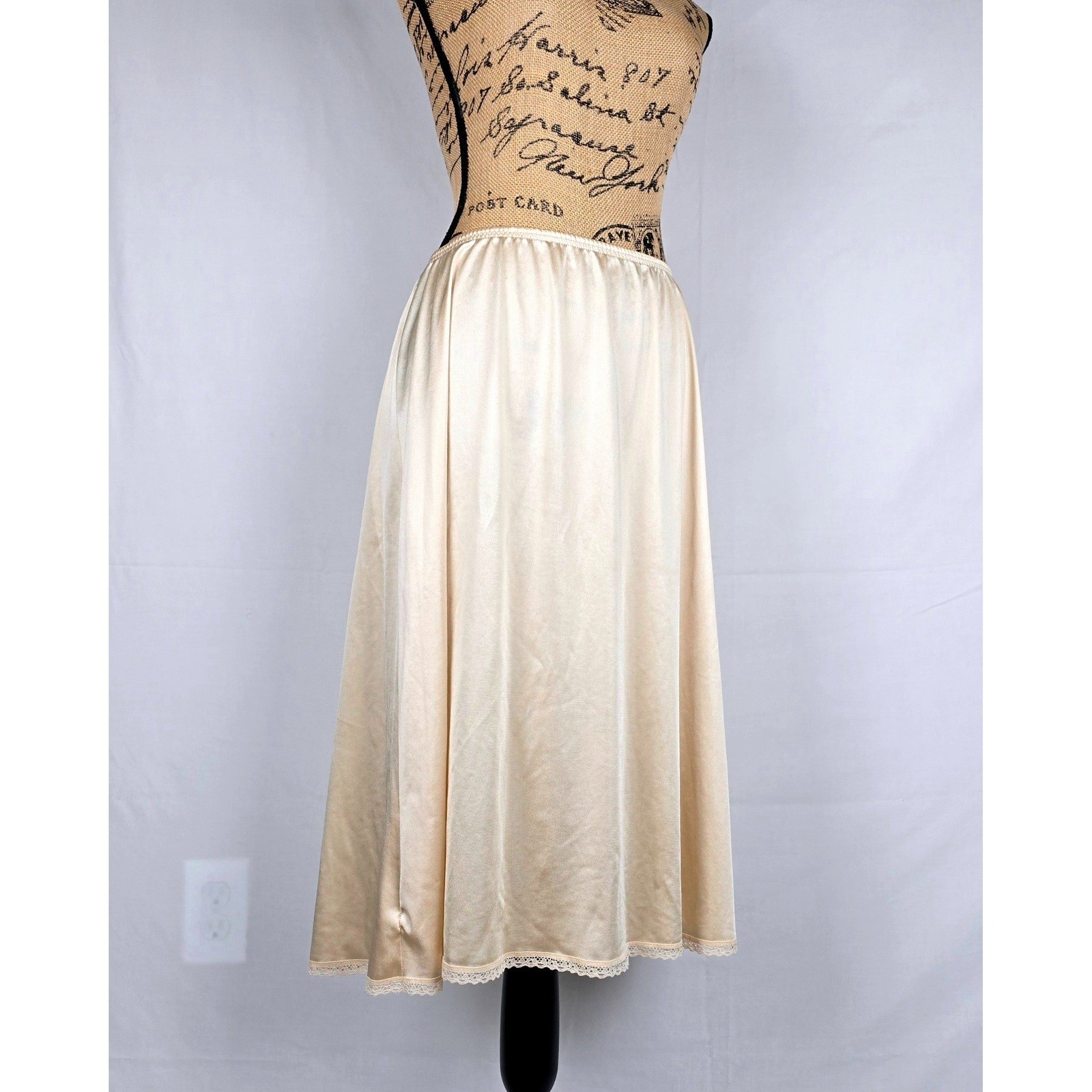 Vintage Vanity Fair Beige Antron III Nylon Lace Trim Half Slip Lingerie Large TT