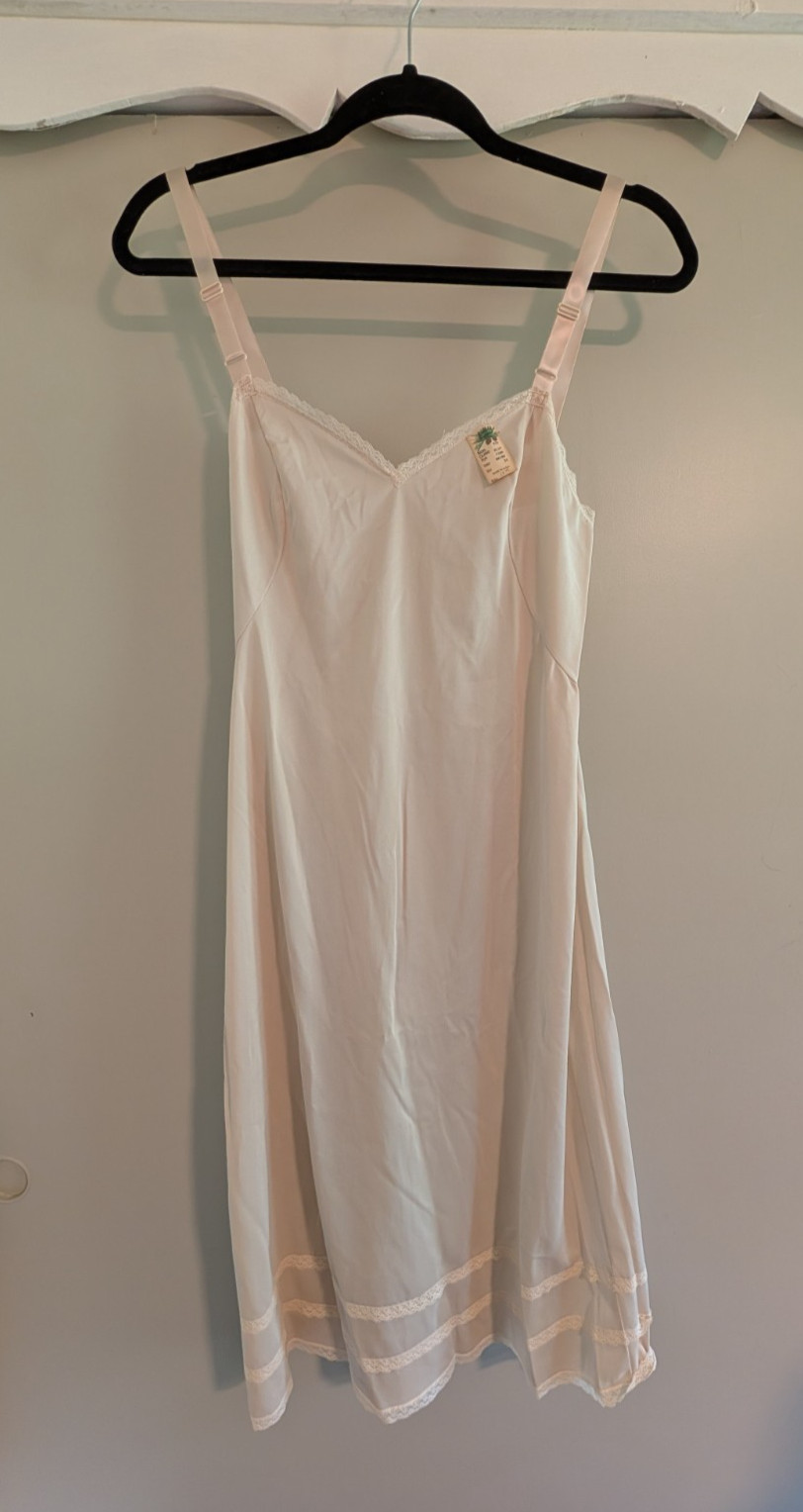 Vintage Pinehurst Beige Size 32 Full Slip Style 7184 100% Nylon MADE IN USA