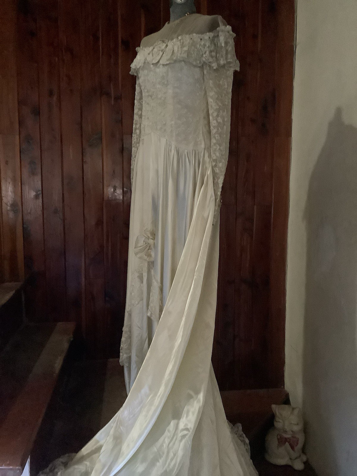 Vintage Early 1930’s Lily Of Valley Satin Roses Lace Jewel Wedding Gown 34-28-52