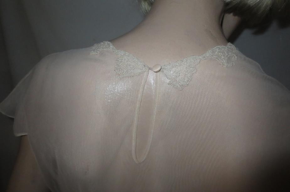 Vtg Nude Full Length Nightgown Vanity Fair Lace Applique Bodice Romantic Size 36