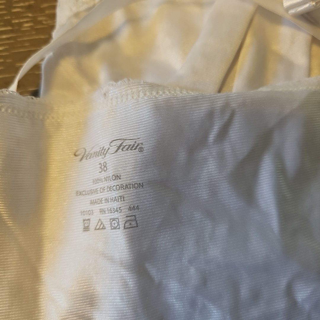 Vanity Fair Size 38 White Silky Soft Nylon Full Slip w/Lace