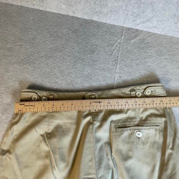 Liz sport vtg Tan khaki shorts with a relaxed fit pleated front 10/12 (30) W