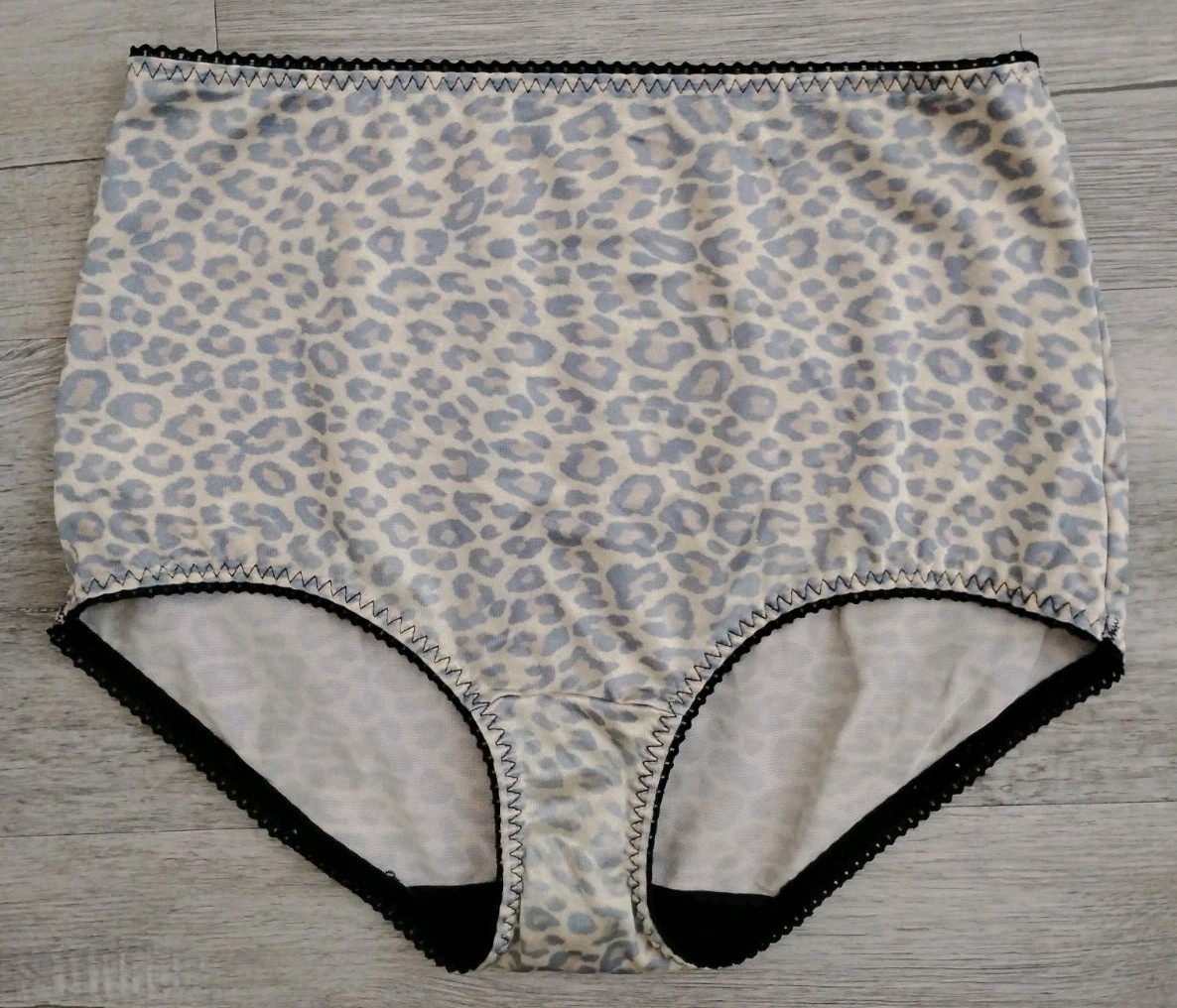 Vintage Vassarette 40-001 Satin Granny Panties Brief Women’s Sz L Animal Print