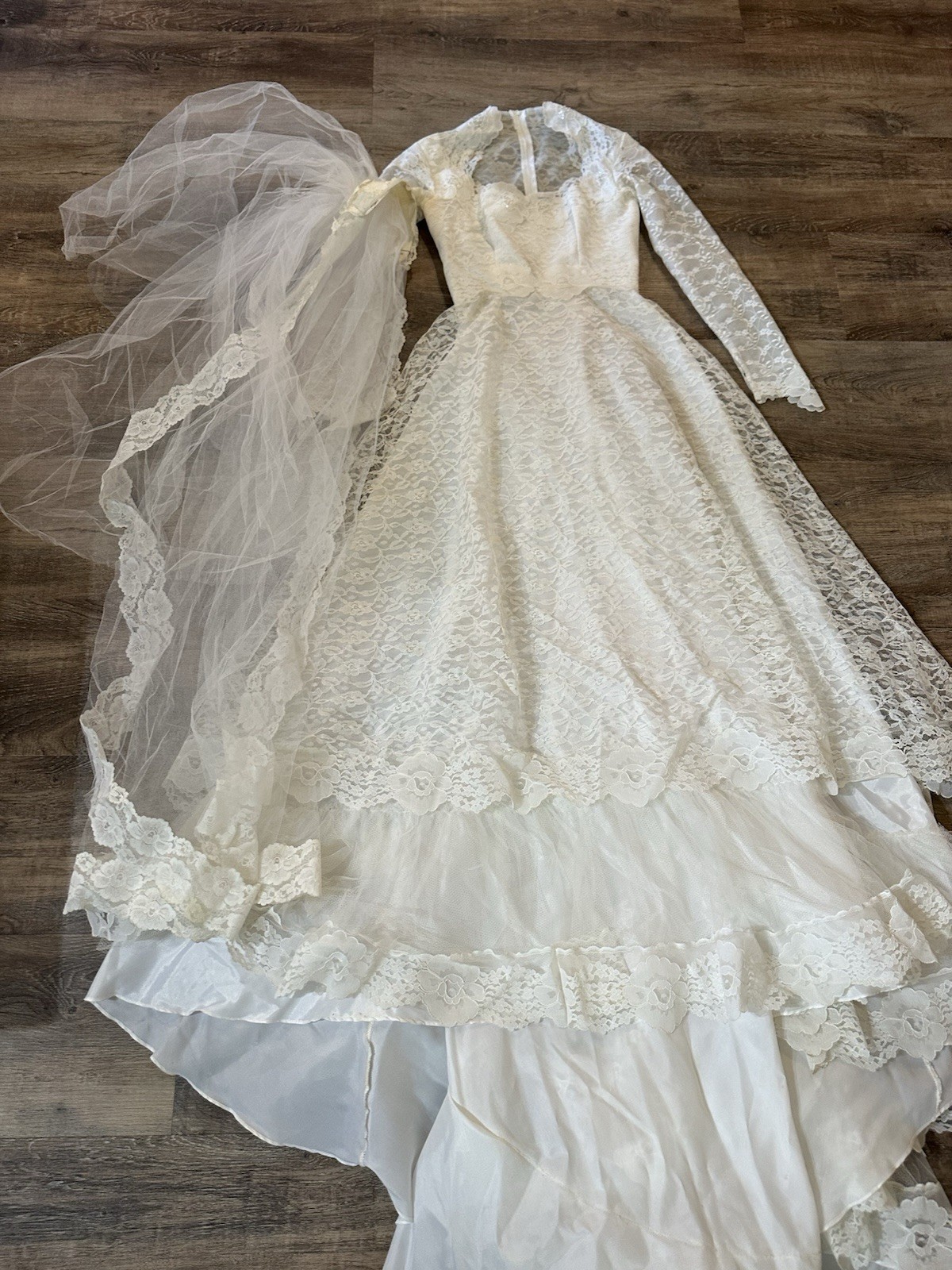 Vintage Wedding Dress Gown S White Chantilly Lace Long Sleeve Fitted Train Veil
