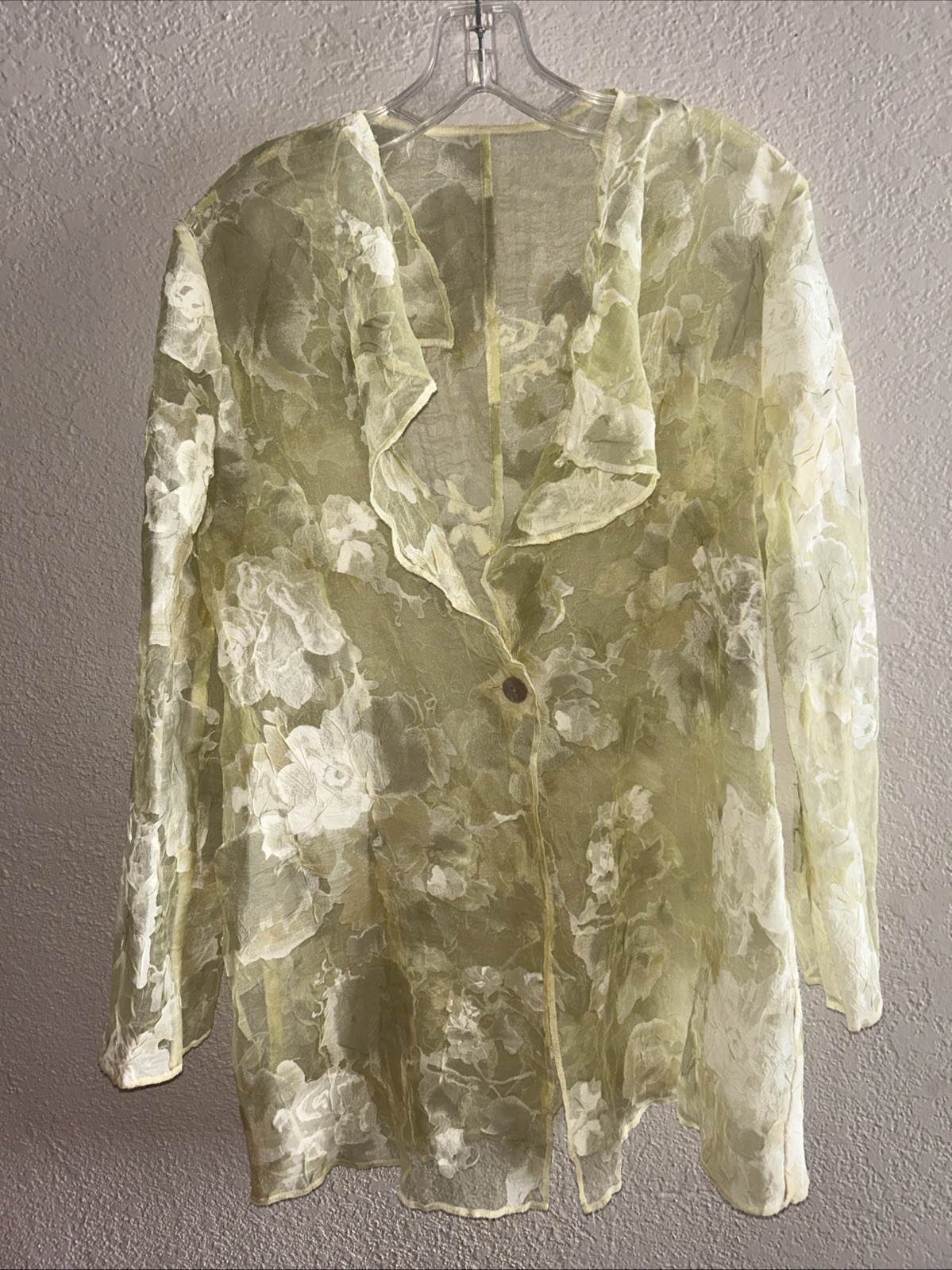 Beppe Bondi Women&rsquo;s Made In Italy floral blouse abalone shell button 46 L