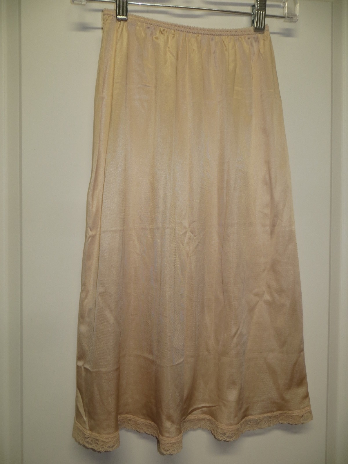Vintage Warne&rsquo;sr Half Slip – Peachy Beige Color – Size Small – 25.5&Prime; Long – b