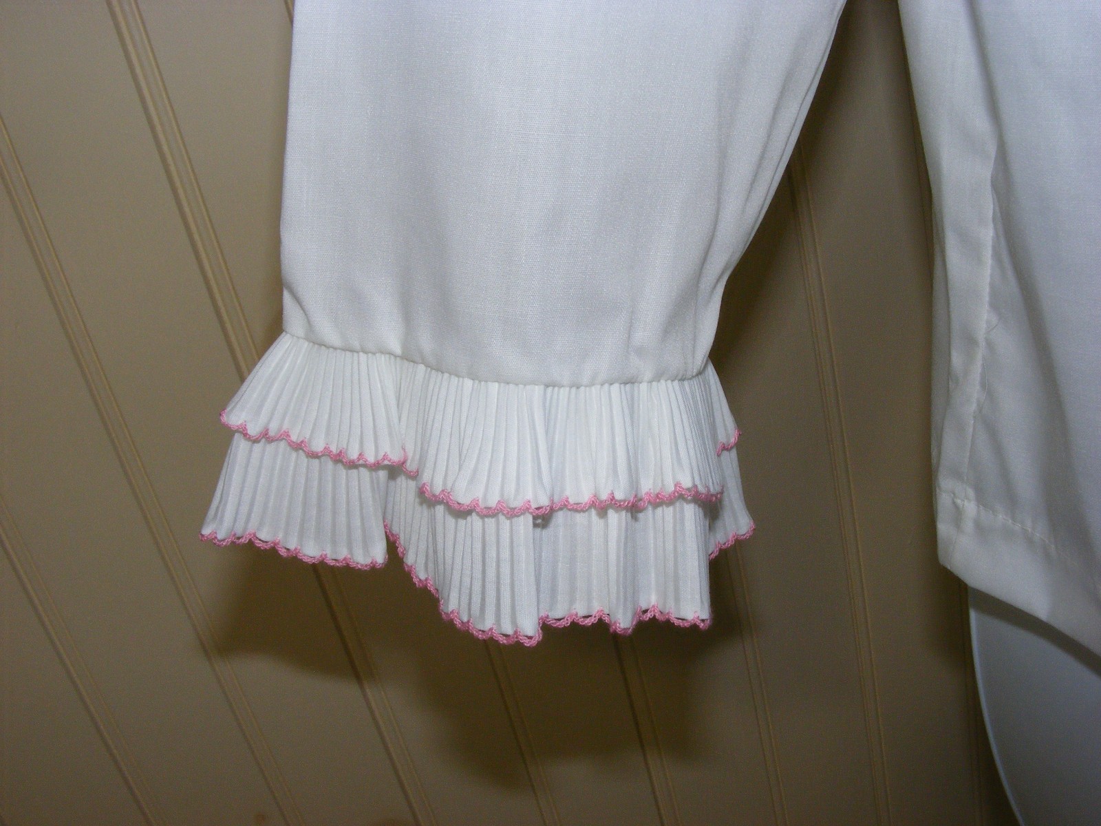 60s BLOUSE WHITE POLYCOTTON BUTTON UP SHIRT RUFFLE COLLAR 3/4 SLEEVE CROPPED S34