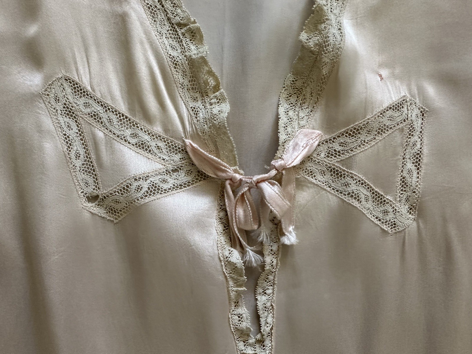 1930s Rayon Satin Bed Jacket Champagne Peach Lace Bow Tie Front Boudoir Top VTG