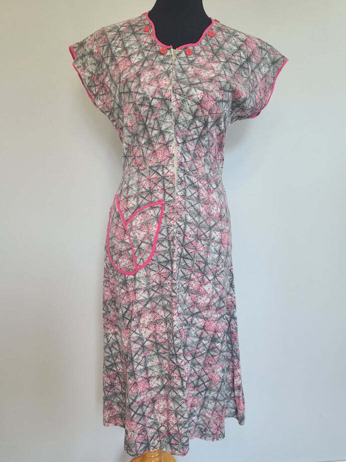 Vintage 1940s Pink and Gray Print Zipper Front Dress (B-36.5&Prime; W-28) House Dress