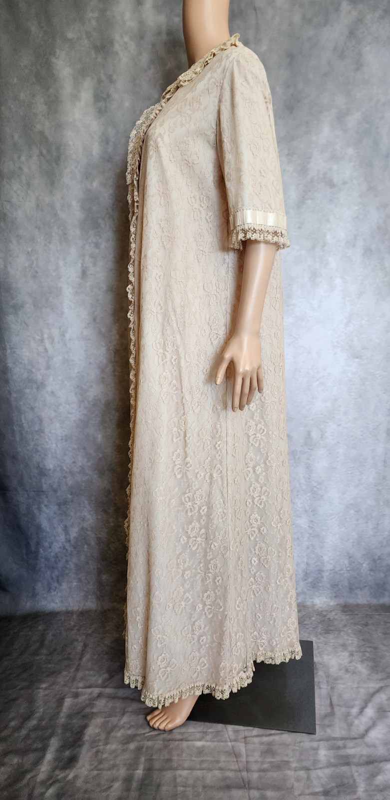 Vintage 1950s BY ODETTE BARSA for Lord & Taylor Dressing Gown Lace Fully Lined