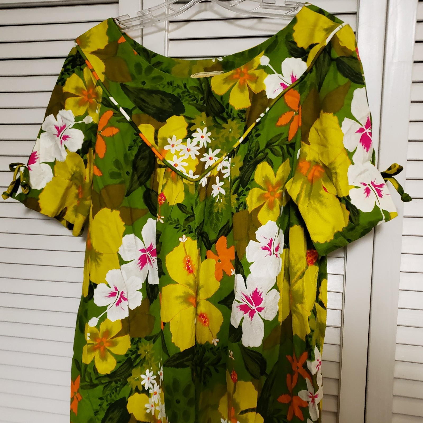 Vintage REEF Hawaii Dress 60s Bark Cloth Green Floral Pleats Muumuu 44&Prime; Bust EUC