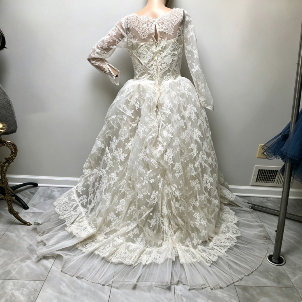 Vintage 1950s Princess Bride Wedding Gowns Ivory Illusion Chantilly Lace Dresses
