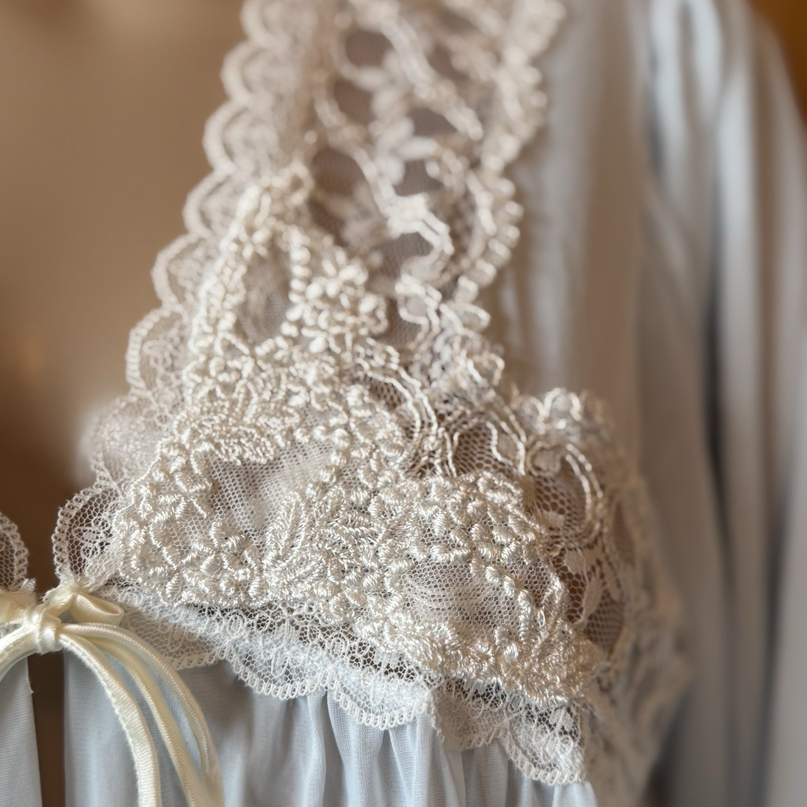 Vintage 70s Miss Elaine Peignoir Robe Size L 100% Nylon Blue White Lace