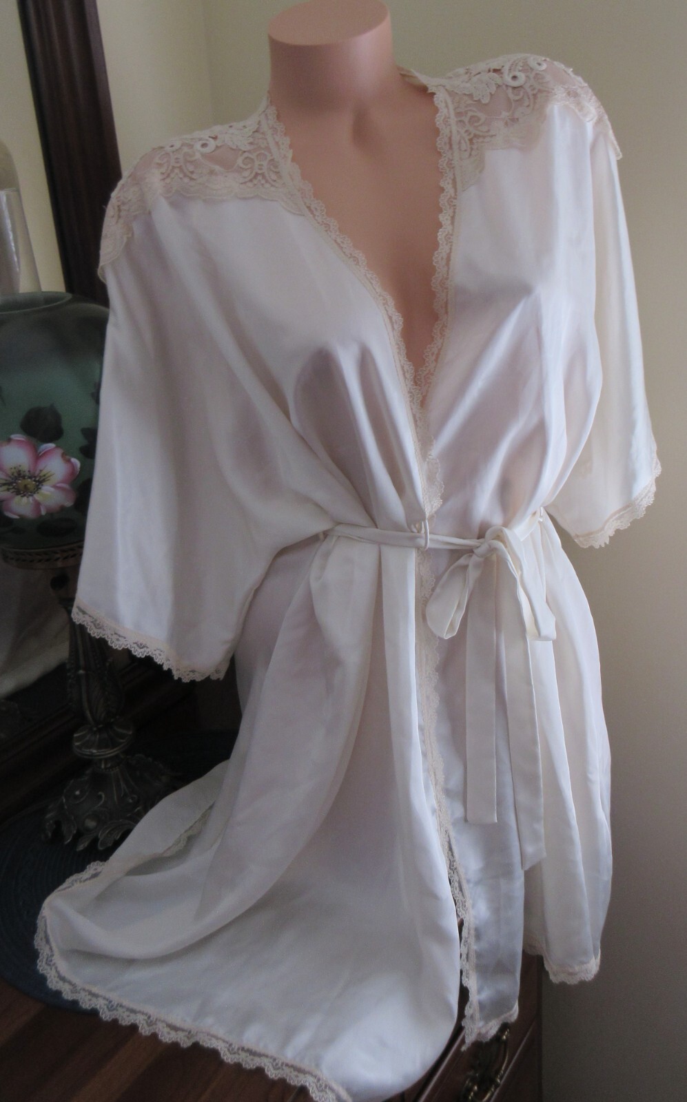 VTG SERENA IVORY peignoir ROBE slippery satin MEGA LACE shoulders lingerie sz M