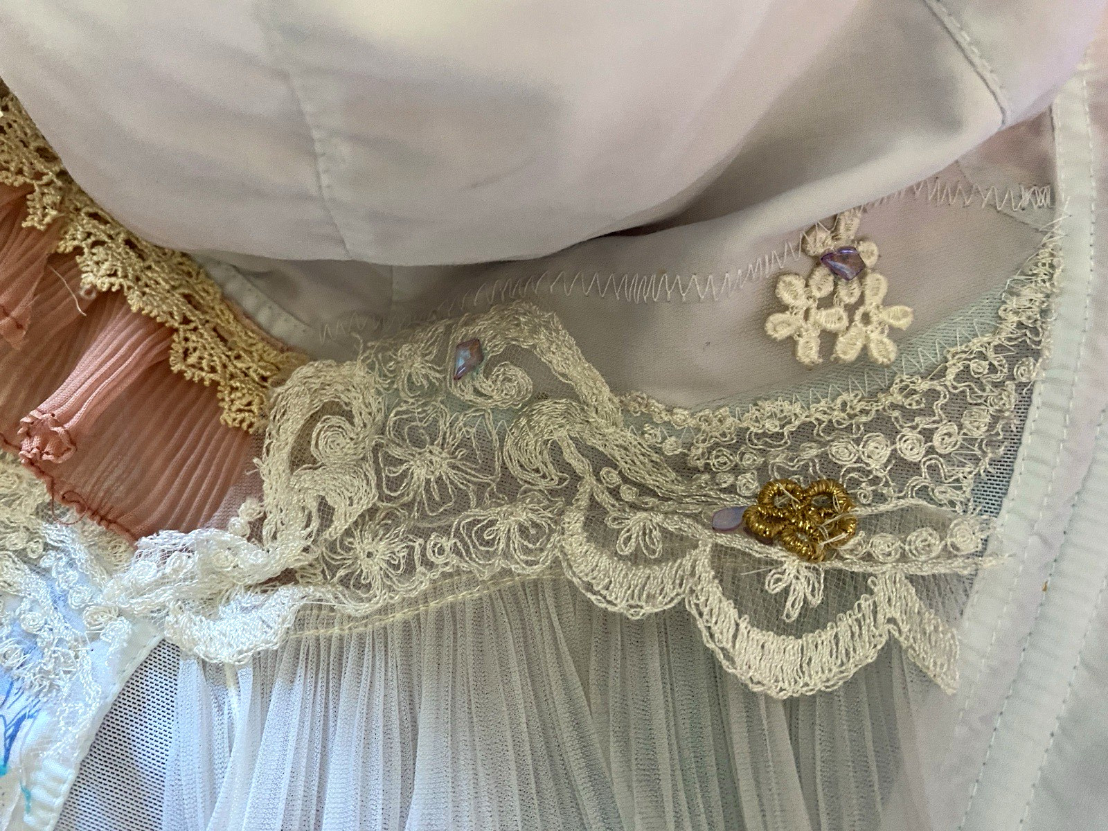 VTG BuLLeT BrA DoLLcORe AvAnT RhInEsToNeS PlEaTs LAcE ChAIn PearLS 46 48 E NWT
