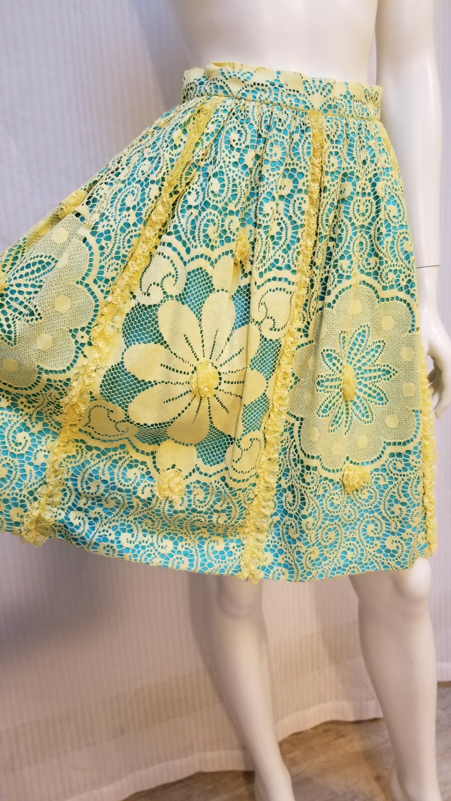 Vintage COUNTRY FAIR by Berk – Wynn Yellow Lace Skirt – Waist 25 in.