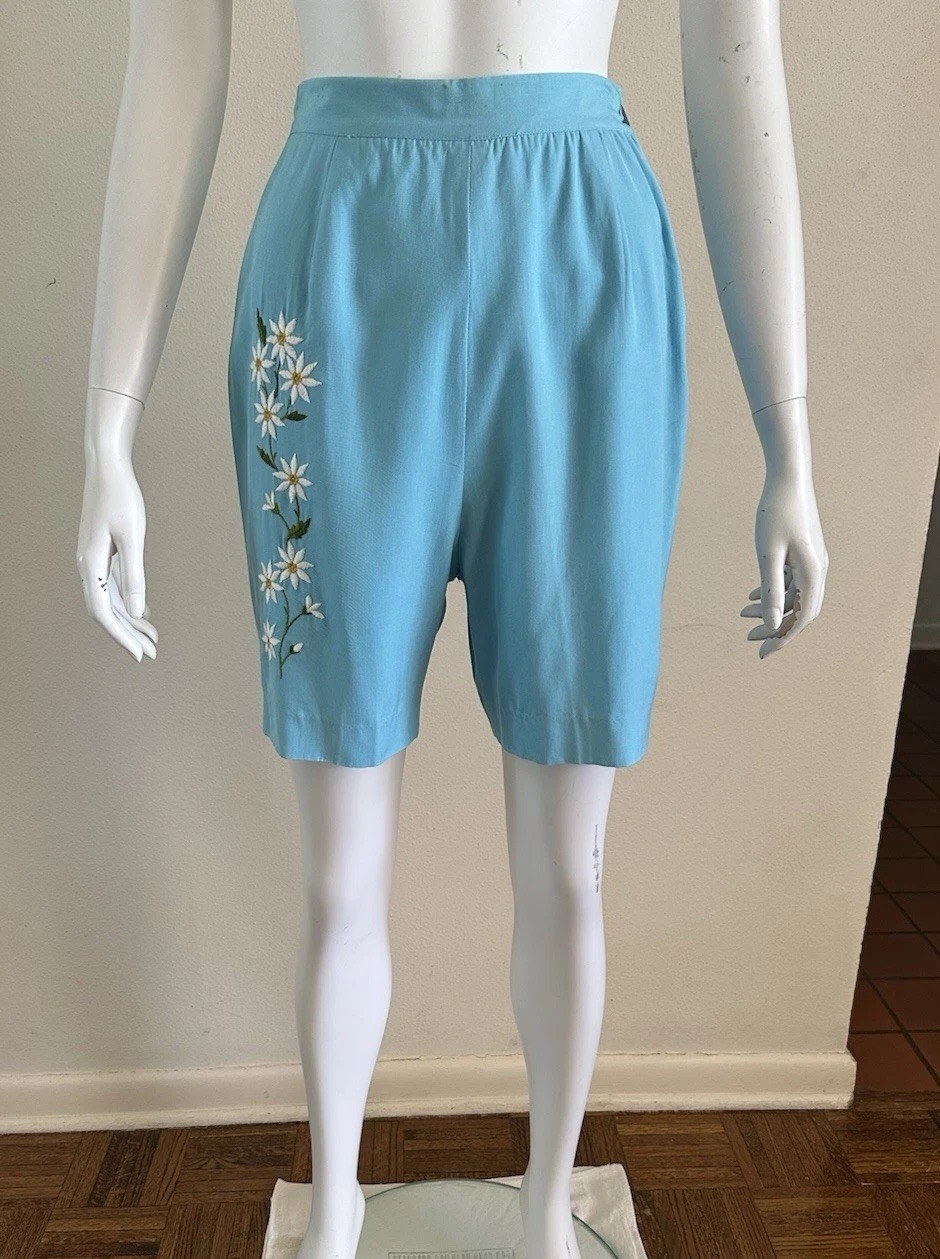 1940s Embroidered Daisy Floral Side Zip Shorts Helen Harper Rayon Resort VTG