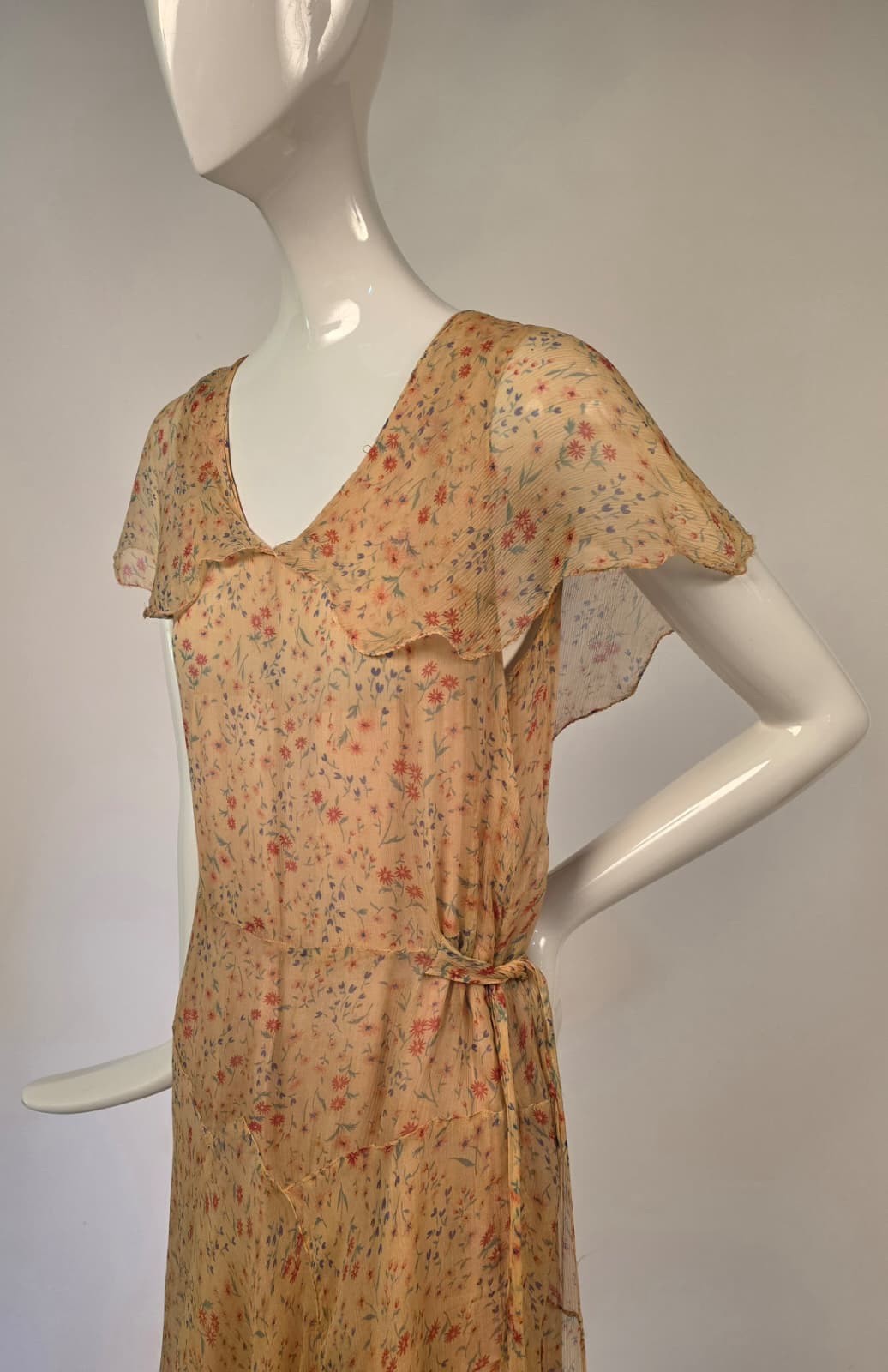 ENCHANTING 1920’S SMALL SCALE FLORAL PRINT SILK CHIFFON DRESS W CAPE COLLAR