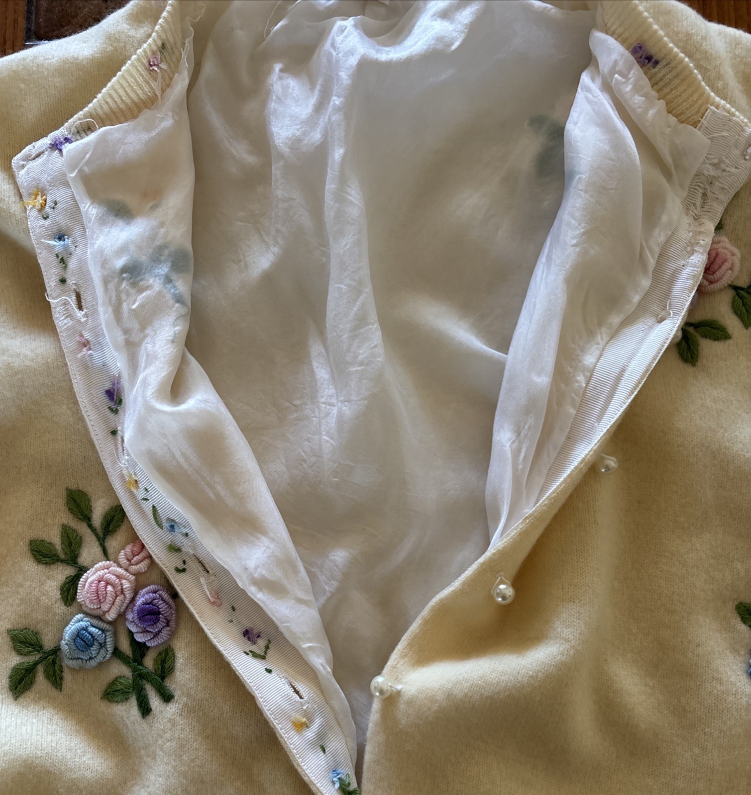 Vintage 1950s Embroidered Rose Flowers Lined Pearls Sweater Cardigan Sz S/M