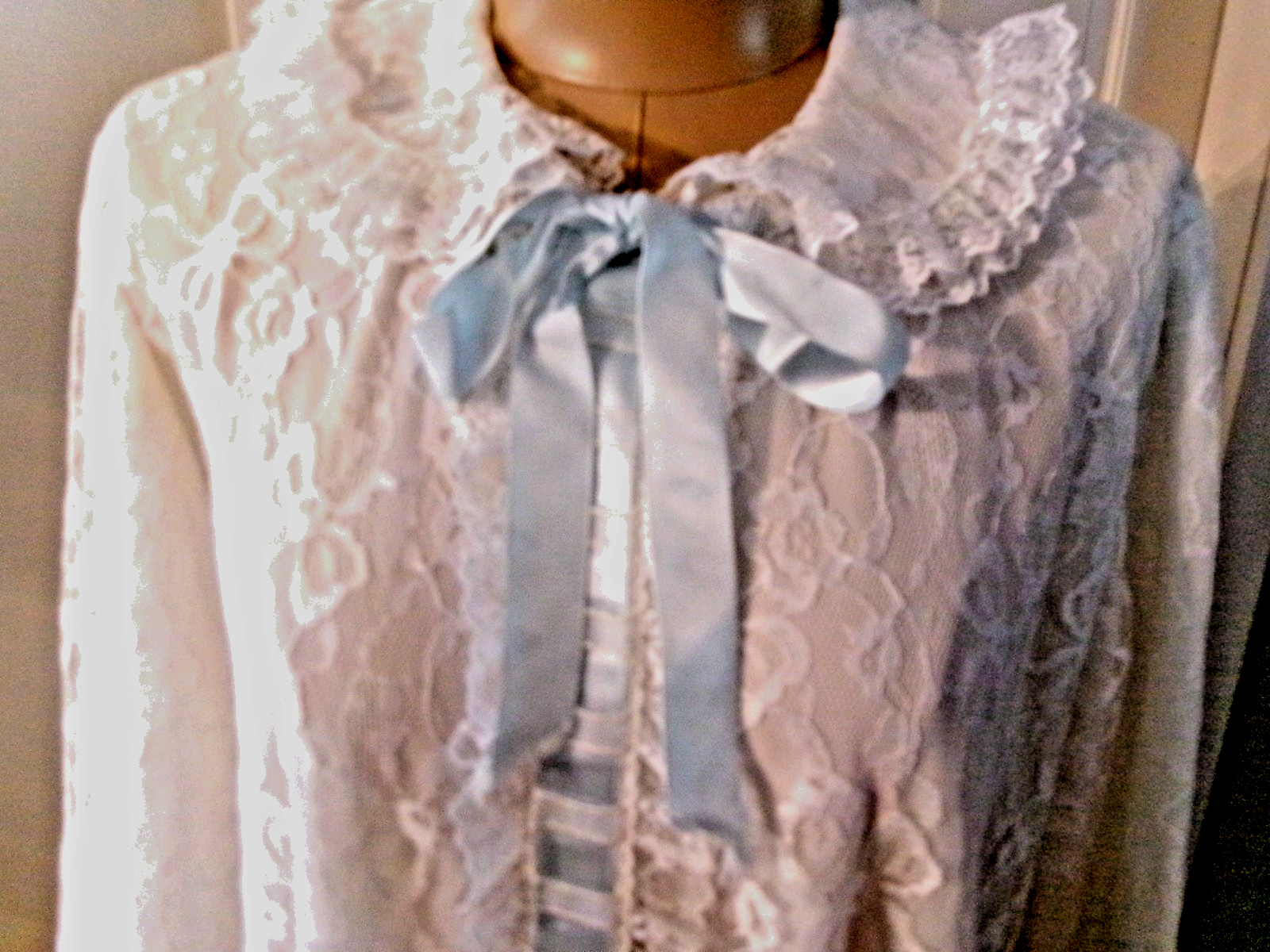 VINTAGE ODETTE BARSA GORGEOUS WHITE SATIN & CHANTILLY LACE ROBE M
