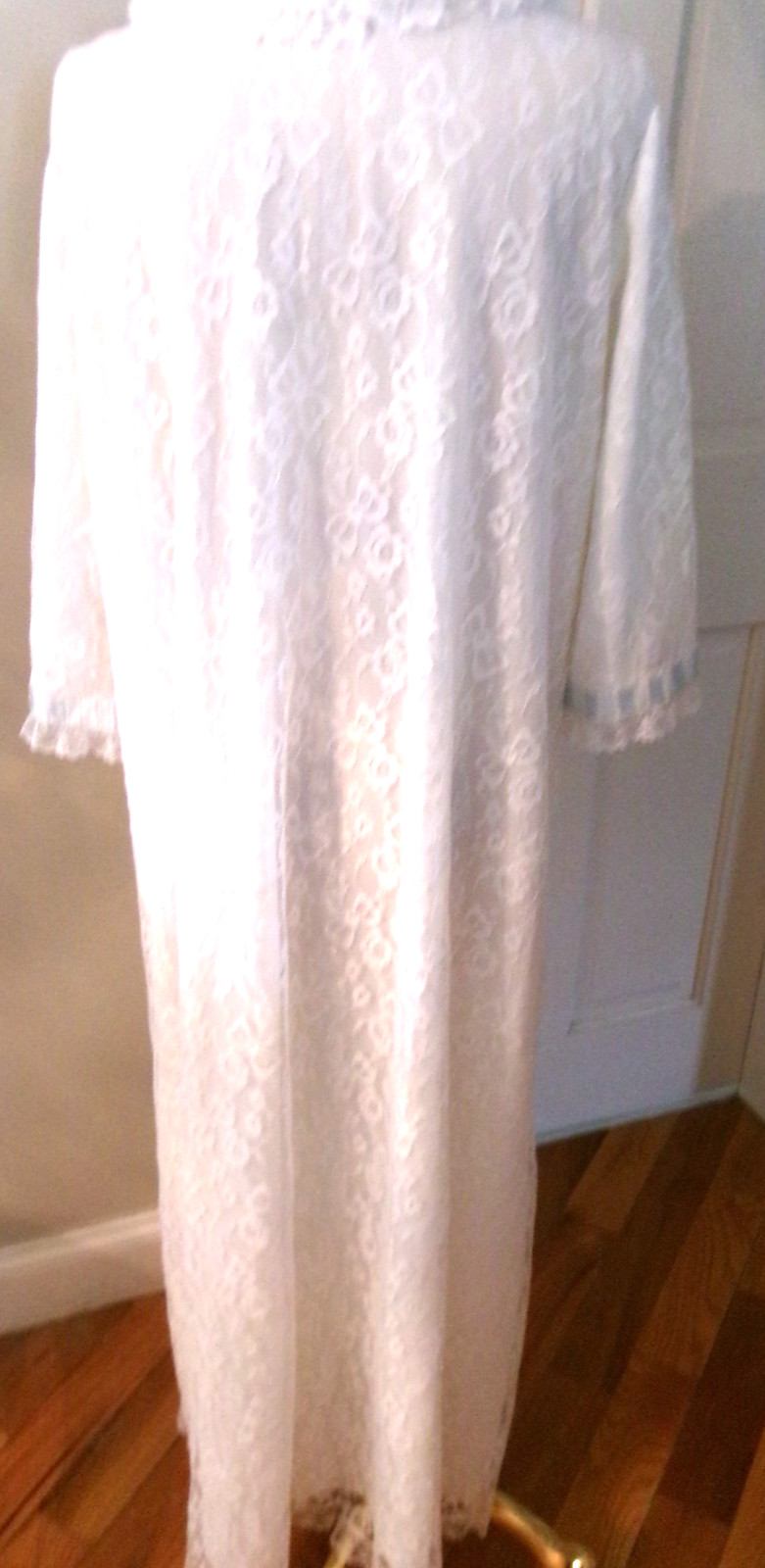 VINTAGE ODETTE BARSA GORGEOUS WHITE SATIN & CHANTILLY LACE ROBE M