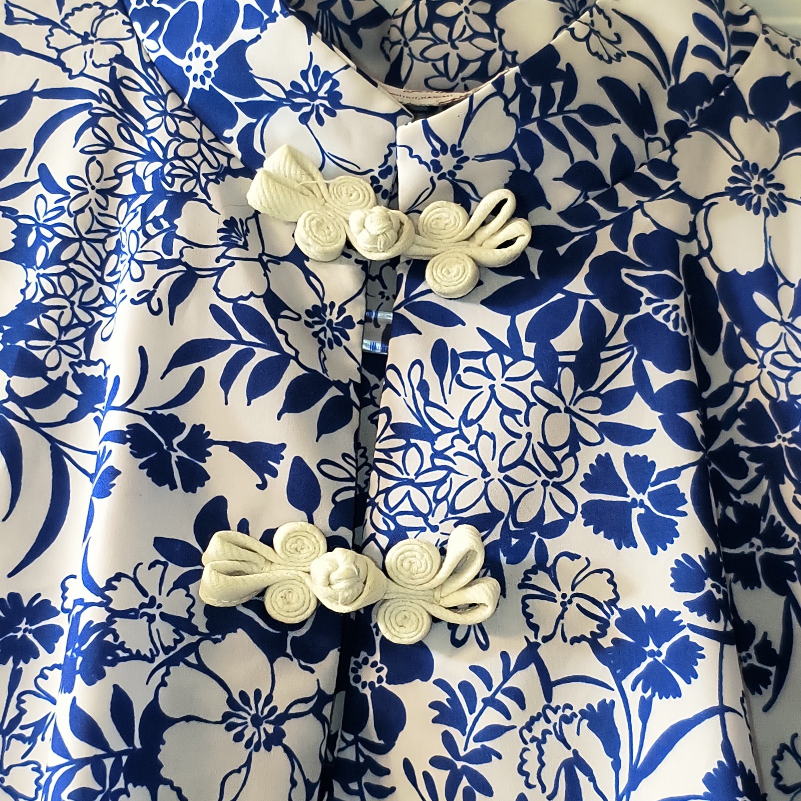 Authentic Vintage Honolulu Hawaii Top Chinoiserie Blue White Frog Closure