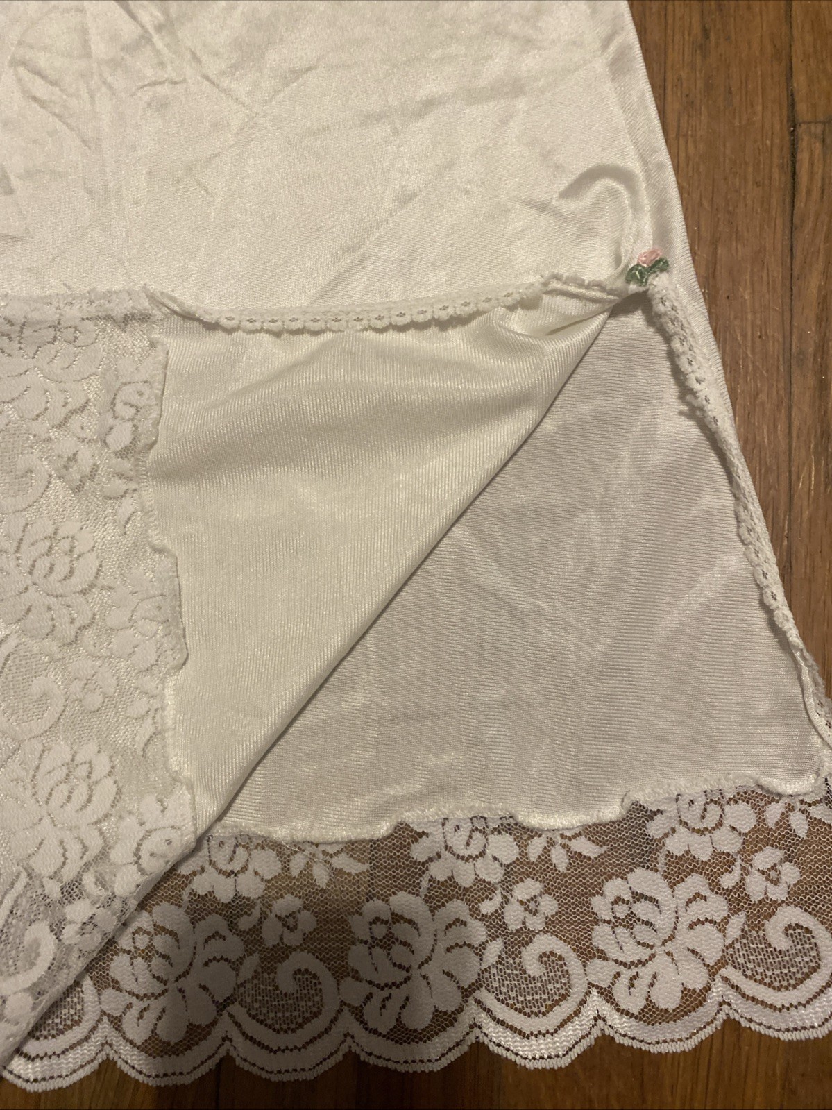 Chantilly Maidenform Whote Full Slip With Lace Trim And Pink Flowers On Slits M