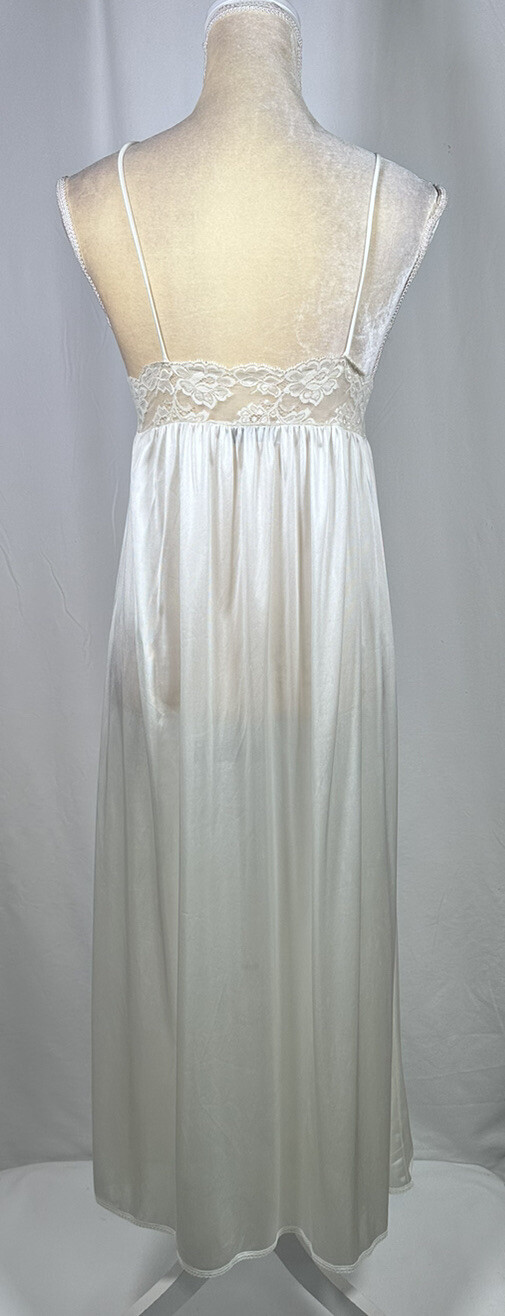 Vassarette Full Slip Lingerie Nightgown Chemise SM / 85 Metric Antron lll Nylon