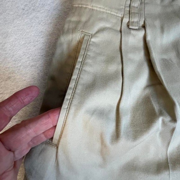 Liz sport vtg Tan khaki shorts with a relaxed fit pleated front 10/12 (30) W