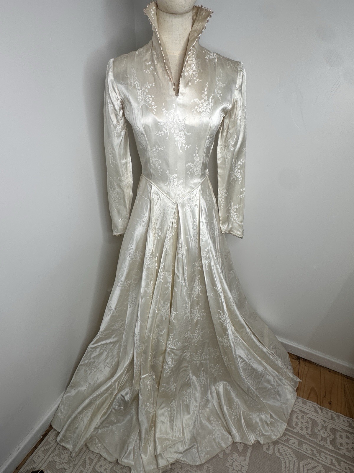 Vintage 1950s Sz 6 – 8 Edwardian Revival Satin Long Sleeves Wedding Dress Collar
