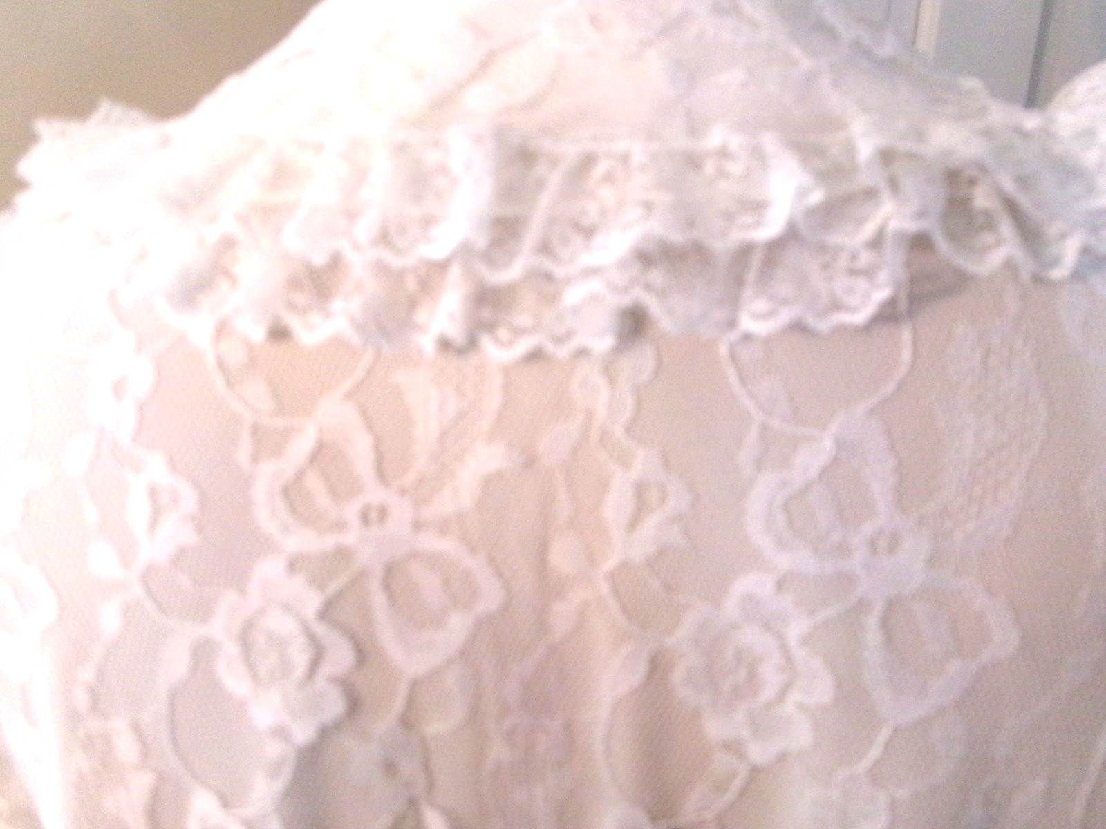 VINTAGE ODETTE BARSA GORGEOUS WHITE SATIN & CHANTILLY LACE ROBE M