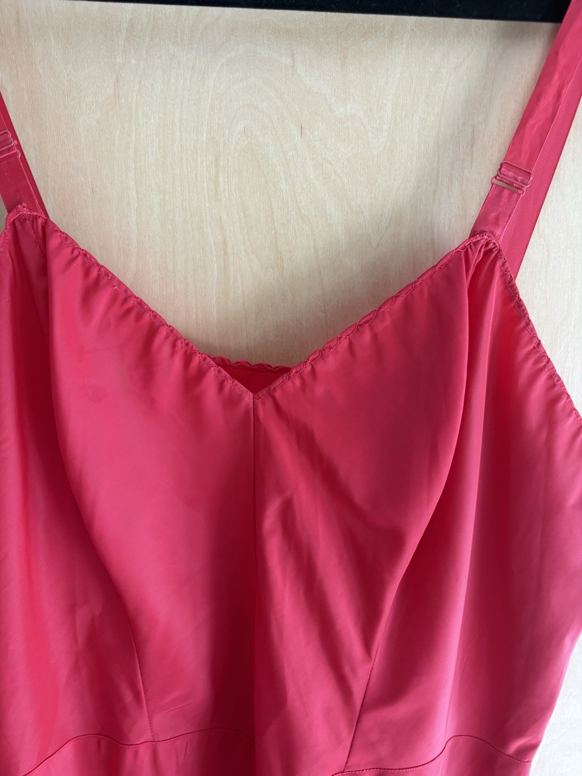 VTG DEENA Red Full Slip Nylon/Poly Adjustable Straps Side Zip Sz 44 Nice Edging