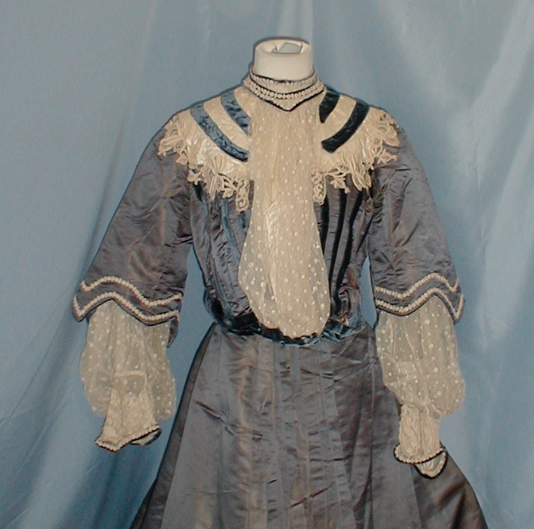 Elegant Antique Evening Dress Victorian 1890 Changeable Green Silk Lace Trim