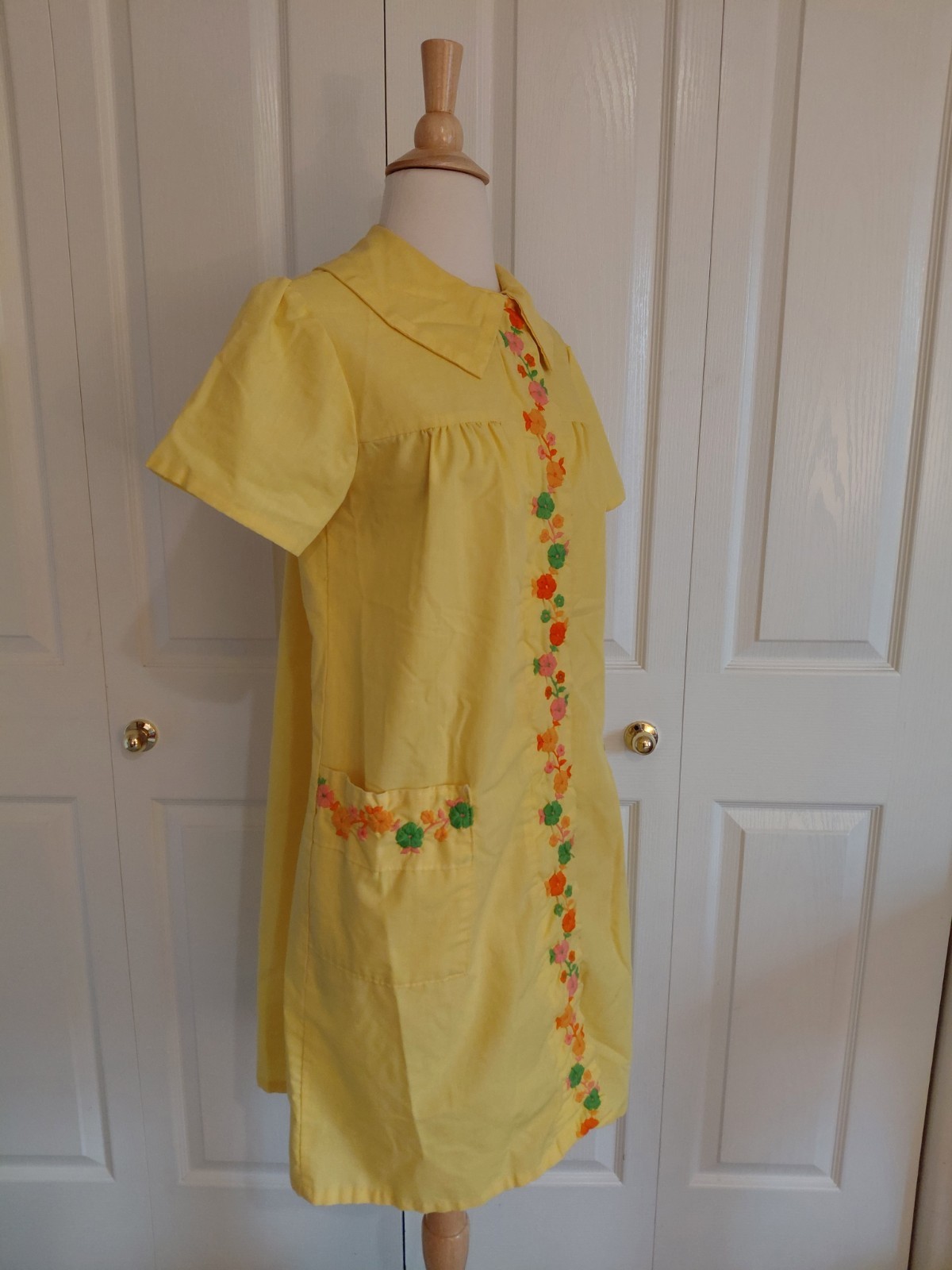 Vintage 1970s Yellow Cotton House Dress Bright Flower Embroidered Size Large