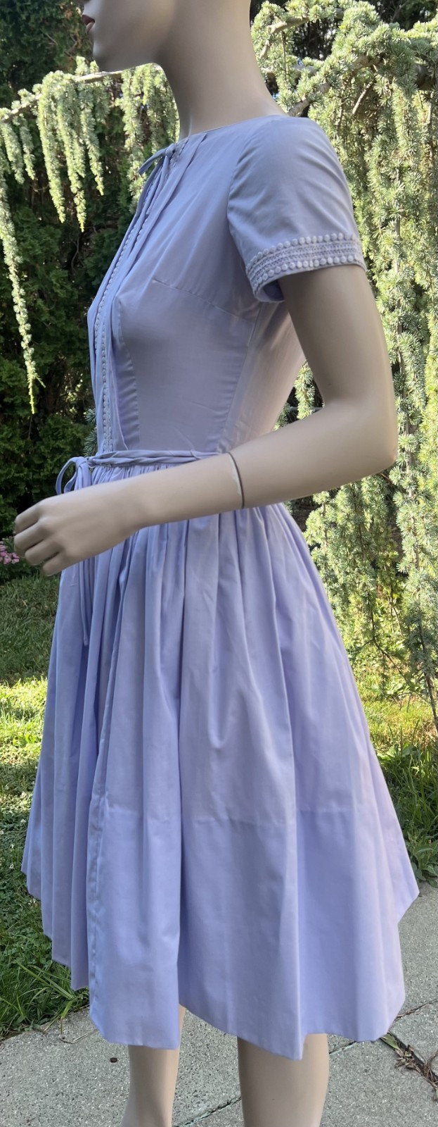 VINTAGE 1950&rsquo;s LAVENDER COTTON W/ CENTER PLEATS & LACE TRIM