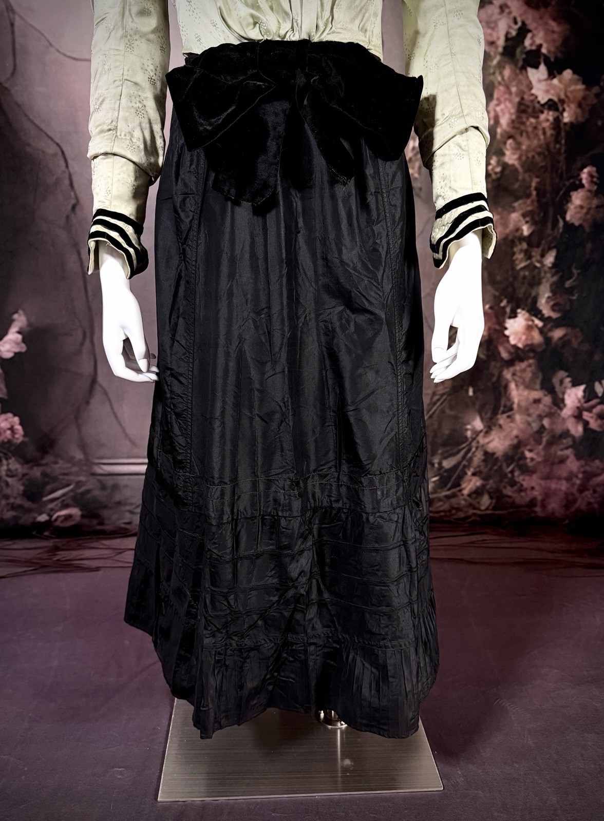 1890s Rare “Damask Green” Silk Victorian Dress, 2pc Bodice & Skirt Set Sz 4/6