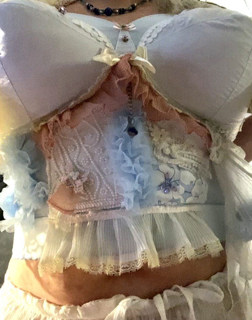 VTG BuLLeT BrA DoLLcORe AvAnT RhInEsToNeS PlEaTs LAcE ChAIn PearLS 46 48 E NWT