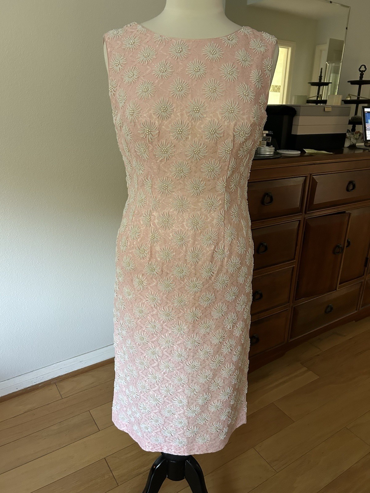 VINTAGE 1960&rsquo;S BEADED WITH LACE BACKGROUND SHEATH DRESS PINK SIZE 8