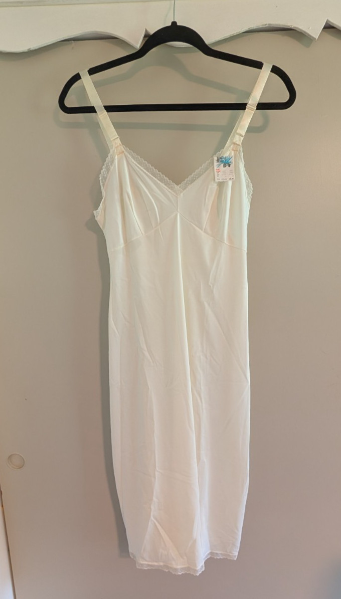 Vintage Pinehurst 32 Pearl Full Slip, Nylon, MADE IN USA, New not perfect