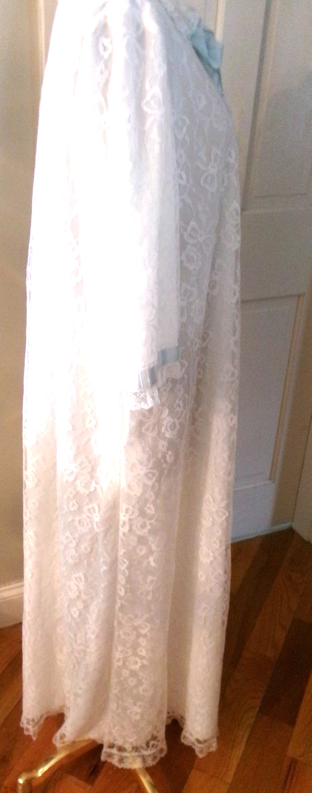VINTAGE ODETTE BARSA GORGEOUS WHITE SATIN & CHANTILLY LACE ROBE M
