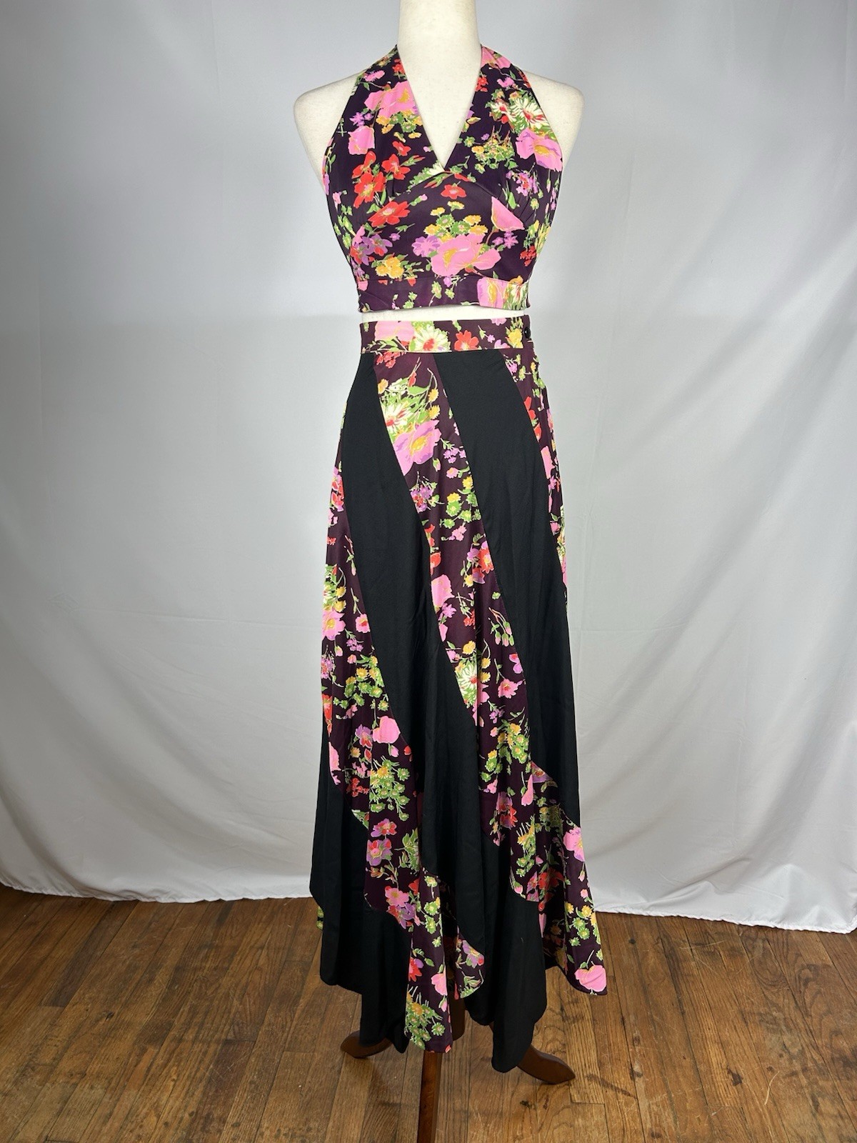 Vintage 70s Pinwheel Floral Two Piece Halter Top Maxi Skirt Set XS/S Mod GoGo