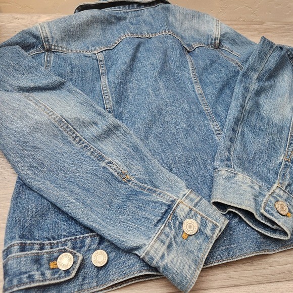 Vintage GAP Blue Jean Trucker Jacket Size M Denim Faded Y2K Timeless Classic