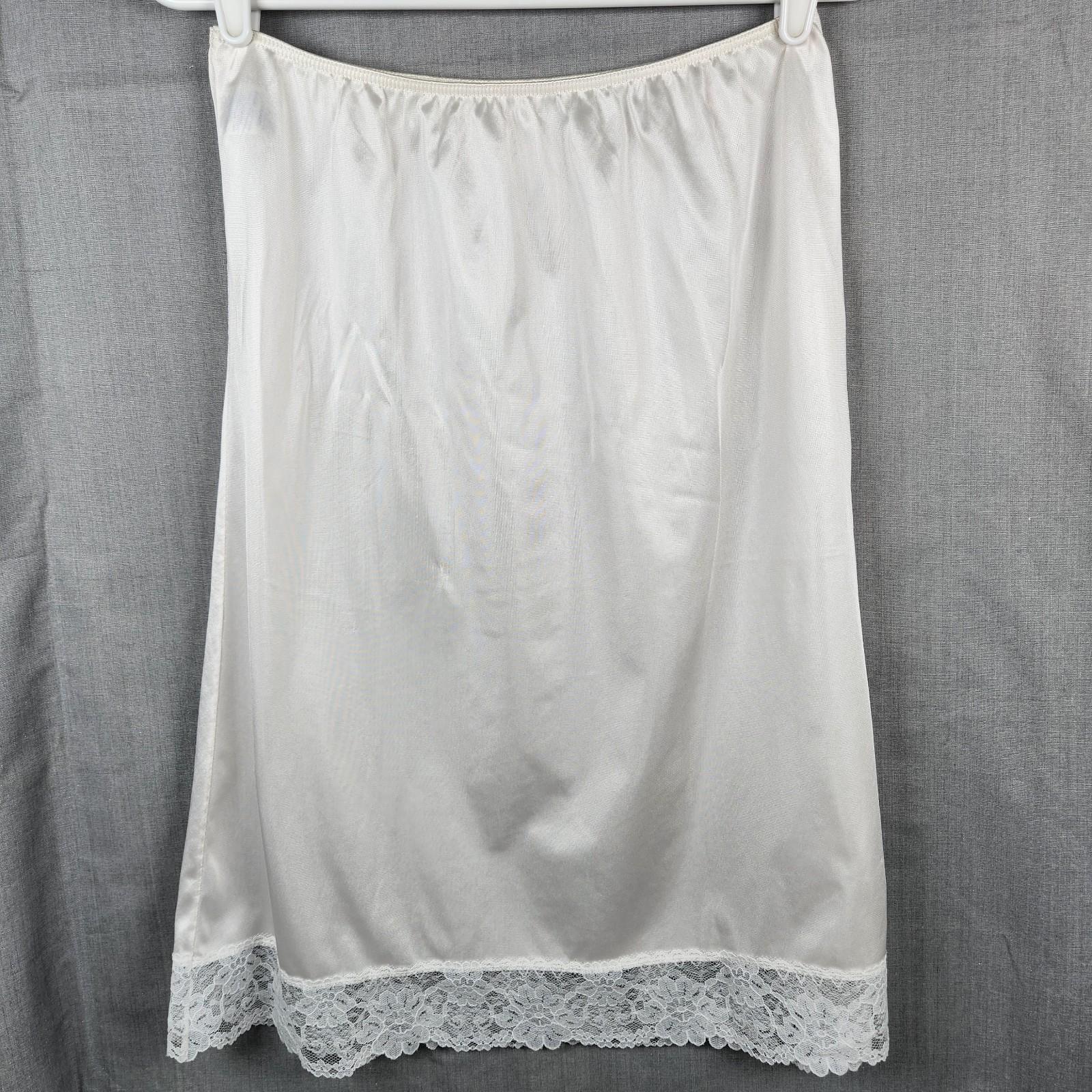 JCPenney Gaymode Womens Medium Half Slip 24&Prime; Long White Nylon Lace Hem VTG USA